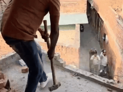 अमृतसर में नशा तस्कर का मकान तोड़ा गया:  नगर निगम ने की कार्रवाई; जेल में बंद आरोपी के ​खिलाफ 4 मामले दर्ज – Amritsar News