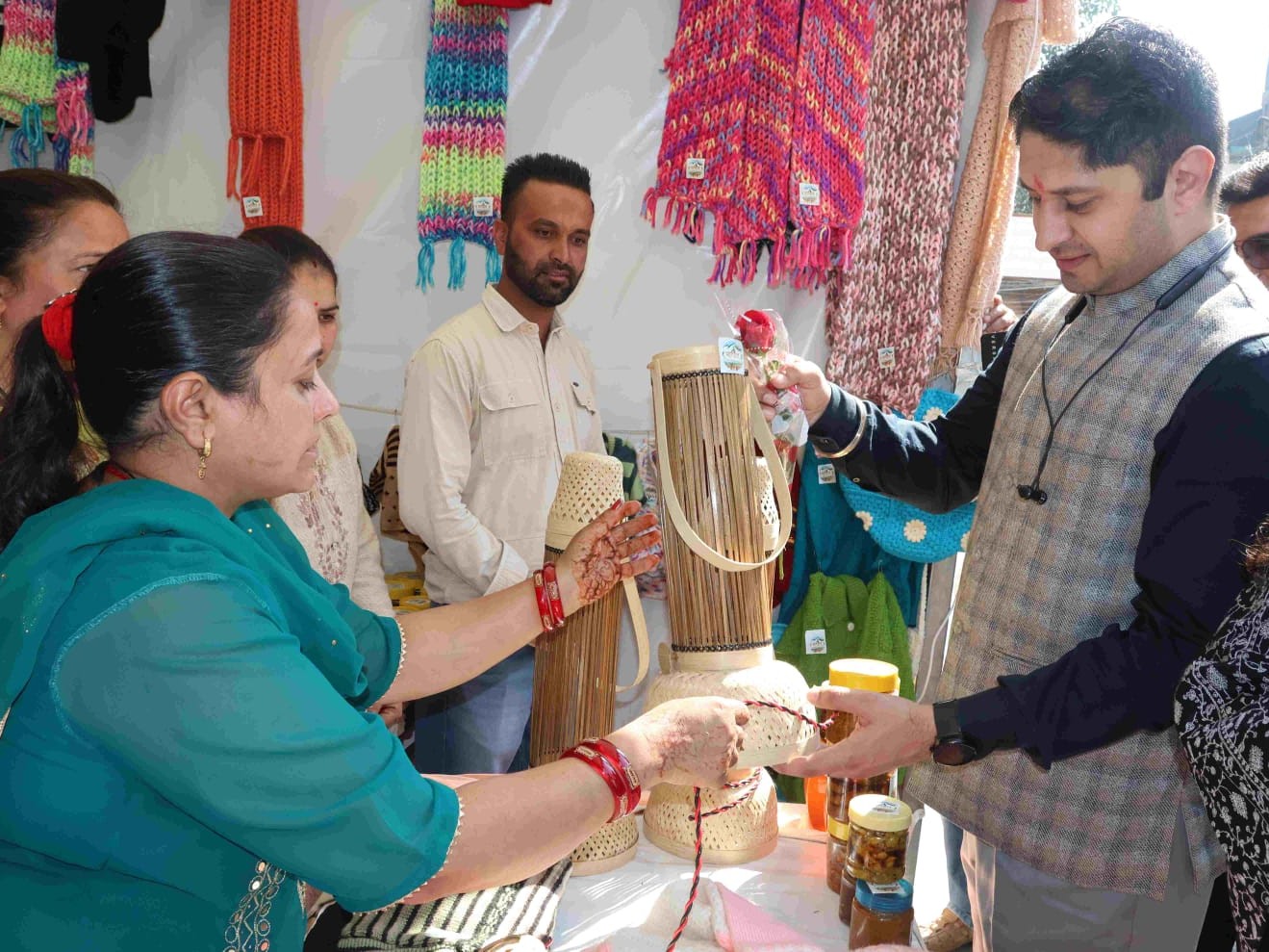 उपायुक्त अपूर्व देवगन एक स्टॉल पर सामान को देखते हुए।