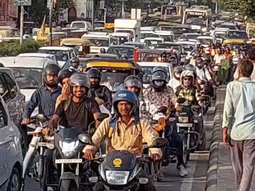 टोंक रोड पुलिया पर लगा लंबा जाम।