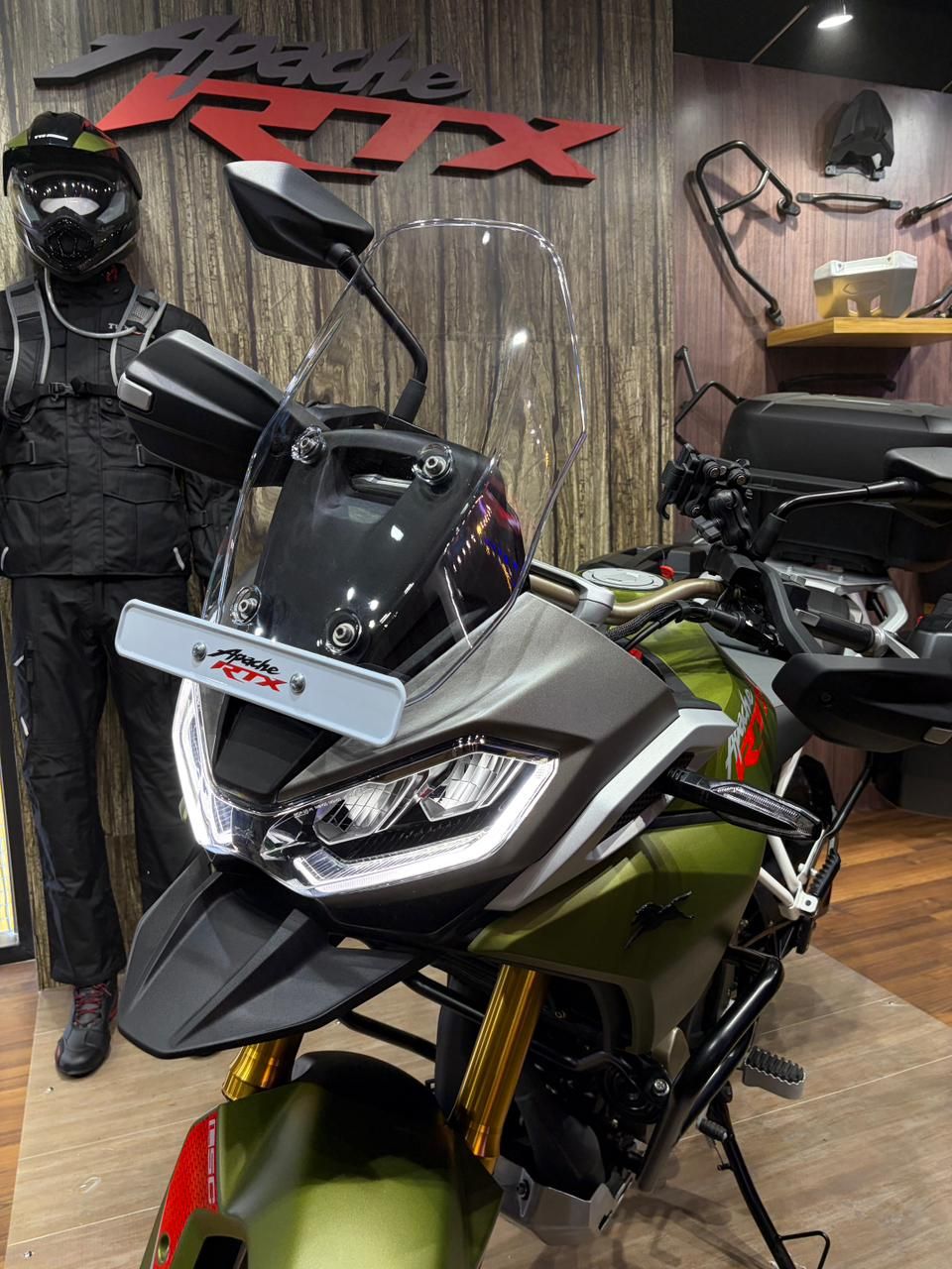 अपाचे RTX 300 में ट्विन-LED हेडलाइट, हाई विंडस्क्रीन दी गई है।