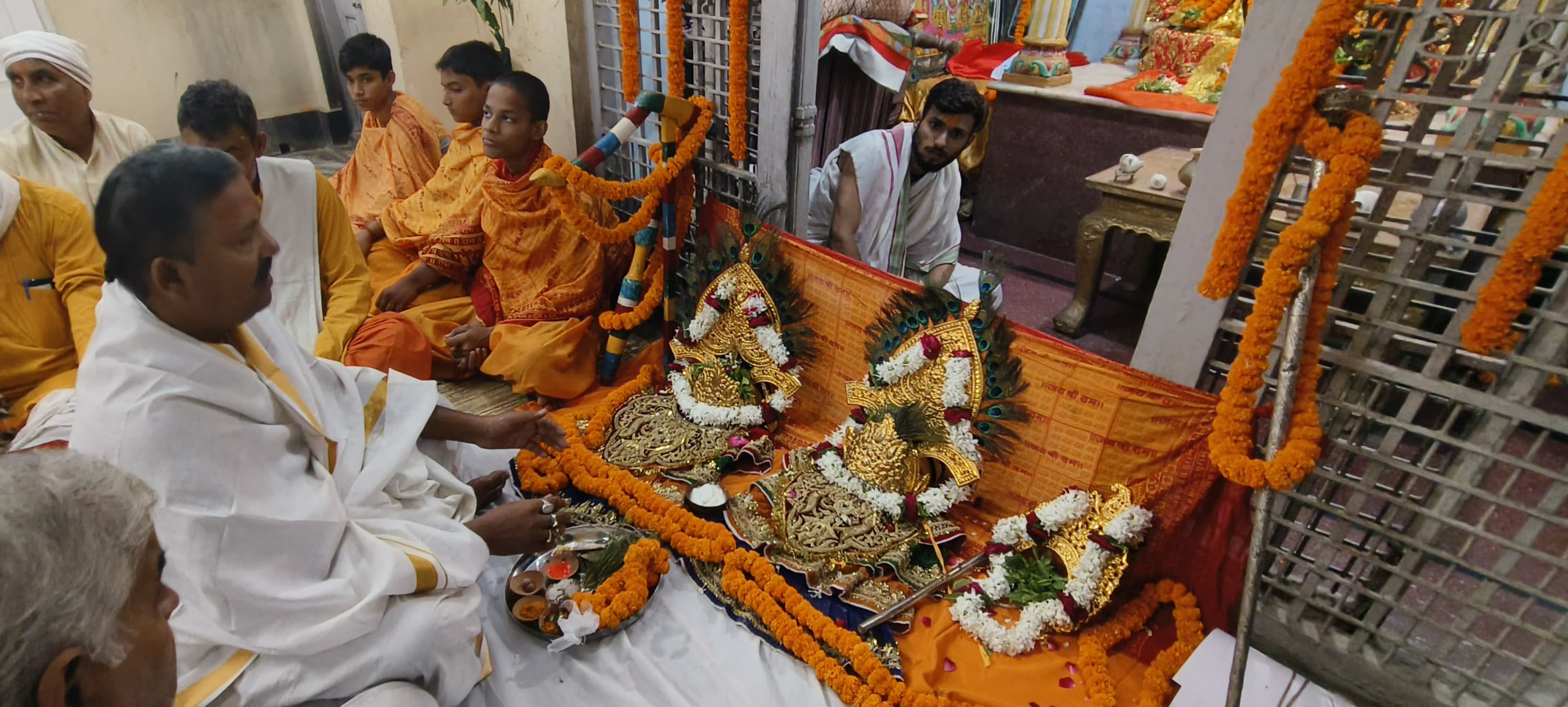 तुलसीघाट पर गंगा किनारे हुआ मुकुट पूजन।