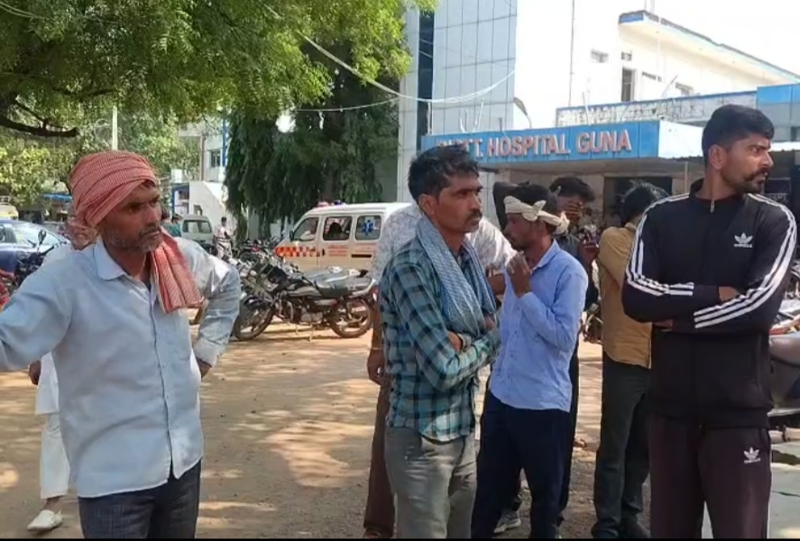 अस्पताल में मौजूद मृतक के परिवार वाले।