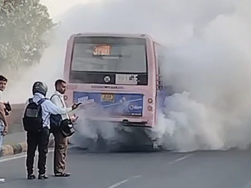 शहर में परिवहन की सुविधा उपलब्ध करवाने वाली JCTSL की लो-फ्लोर बस से निकलता धुआं।
