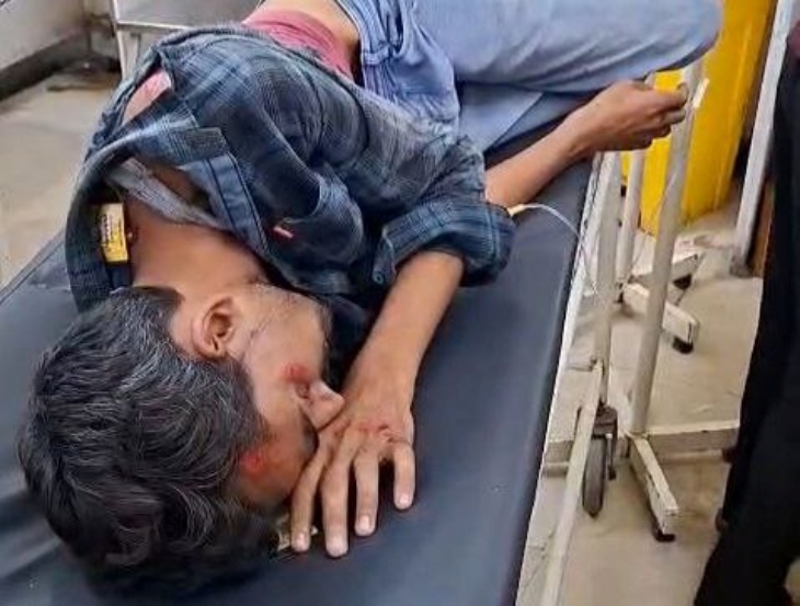 पाली के बांगड़ हॉस्पिटल में घायल युवक का उपचार करते हुए।