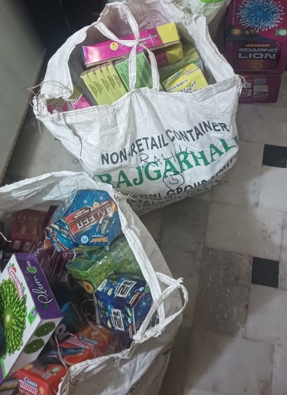 फरीदाबाद पुलिस ने अलग-अलग मामलों में 103 किलोग्राम पटाखे बरामद कर अवैध रूप से पटाखे बेचने वाले 2 आरोपियों को गिरफ्तार किया है