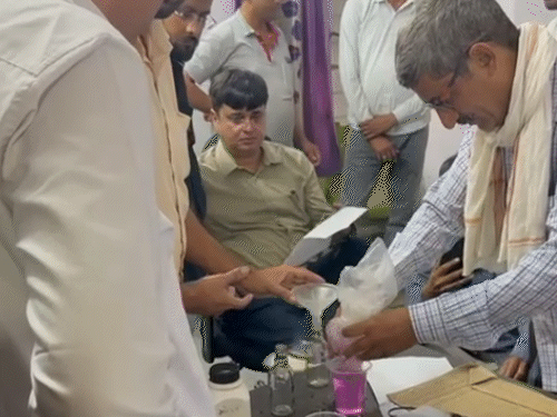 ACB टीम ने रिश्वत के पैसे पर केमिकल लगाया और फिर परिवादी को वह पैसा देने के लिए भेजा। जब एएसआई और दलाल ने रिश्वत ली, तो ACB टीम ने उन्हें रंगे हाथों पकड़ लिया। बाद में, ACB टीम ने जब उनके हाथों की सैंपल जांच की, तो टीम को रिश्वत के पैसे पर लगे केमिकल के सैंपल मिल गए,