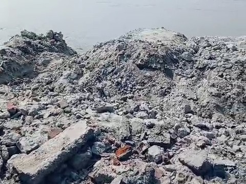 शमशाबाद क्षेत्र में गंगा नदी का तेज कटान जारी है।