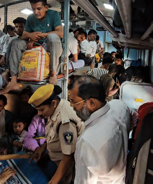 सूरत के स्टेशनों पर बिहार-यूपी जाने की भीड़:  बुकिंग क्लर्क खुद ही टिकट देने आएंगे, छठ तक दो लाख लोगों के गांव जाने का अनुमान – Gujarat News
