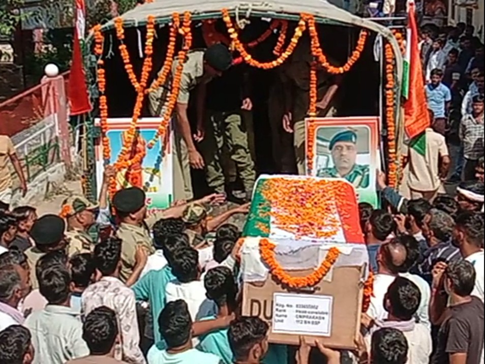 पार्थिव देह के सांडवा से तेहनदेसर पहुंचने पर तिरंगा यात्रा निकाली गई।