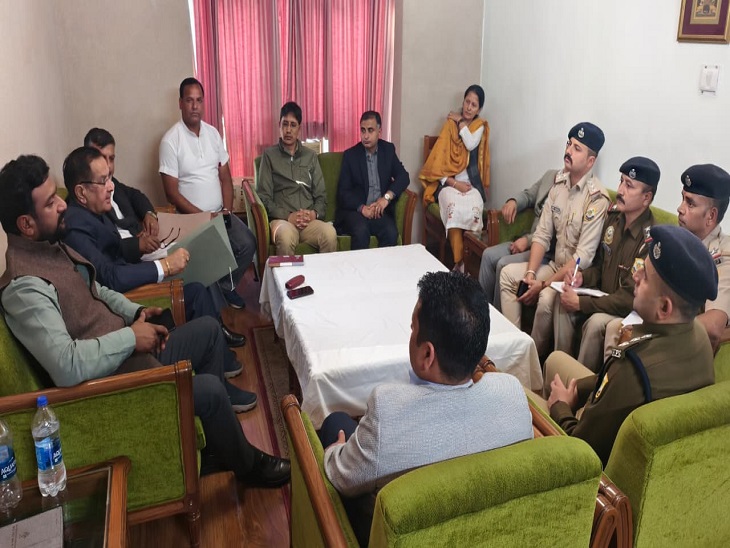 रोहड़ू में स्थानीय प्रशासन के साथ दलित बच्चे की मौत मामले में मीटिंग करते हुए एससी आयोग के चेयरमैन कुलदीप कुमार।