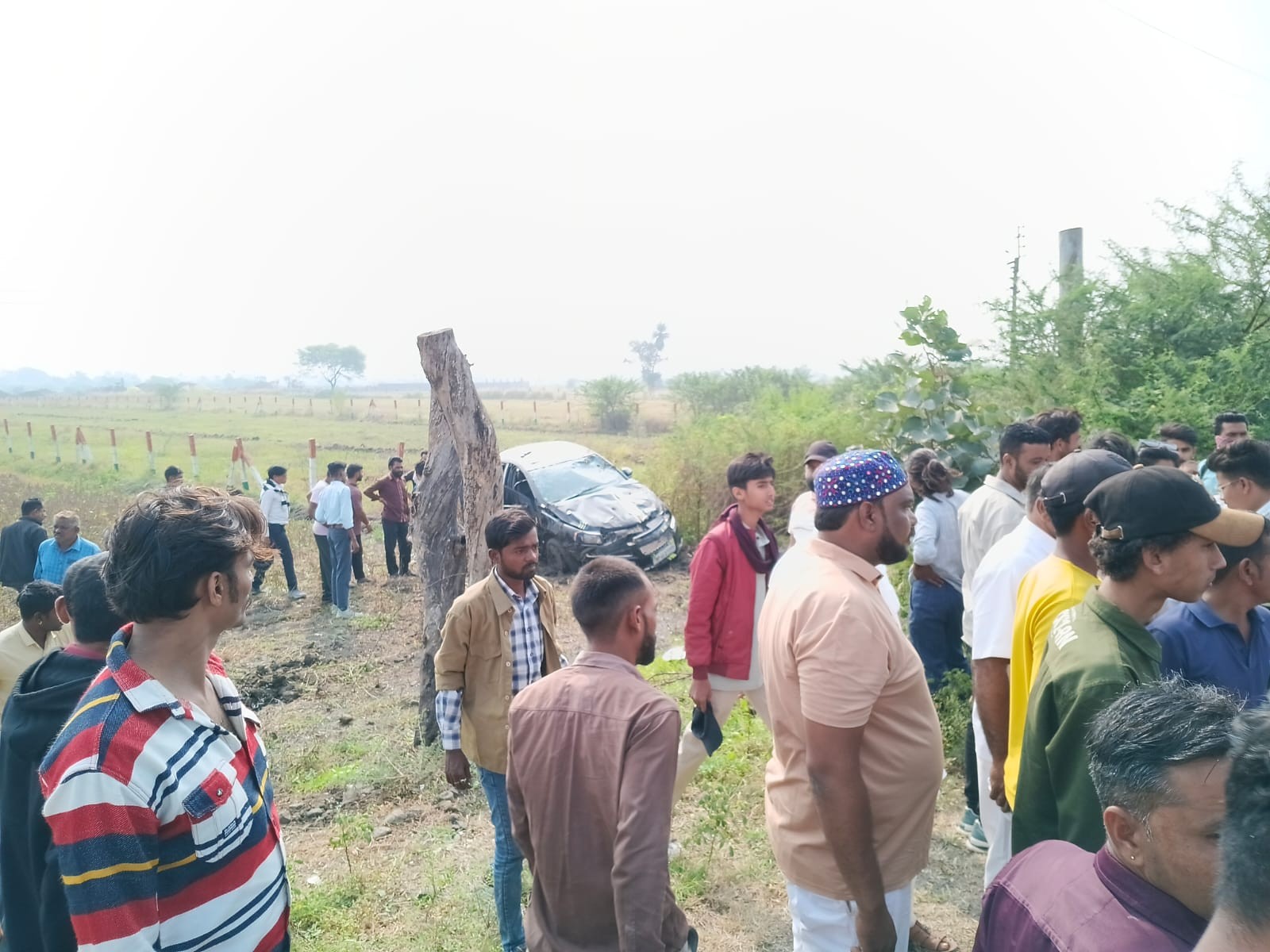 Car lost control and overturned in Dewas, five injured | देवास में ...
