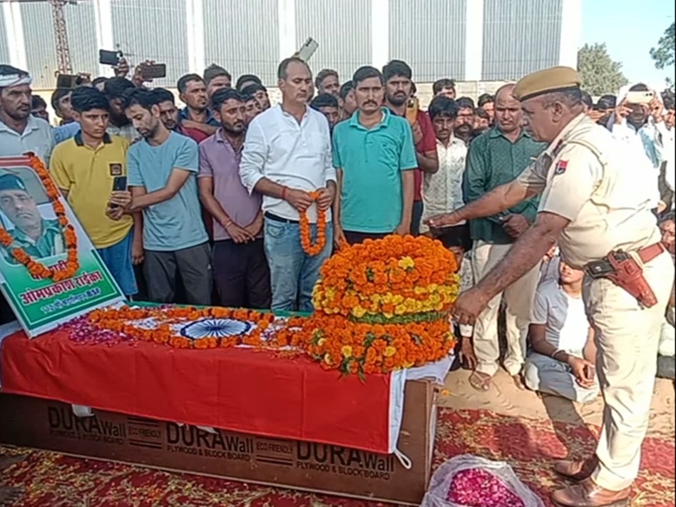 बीएसएफ बटालियन के जवानों ने तेहनदेसर पहुंचकर पुष्पचक्र चढ़ाकर श्रद्धांजलि दी।