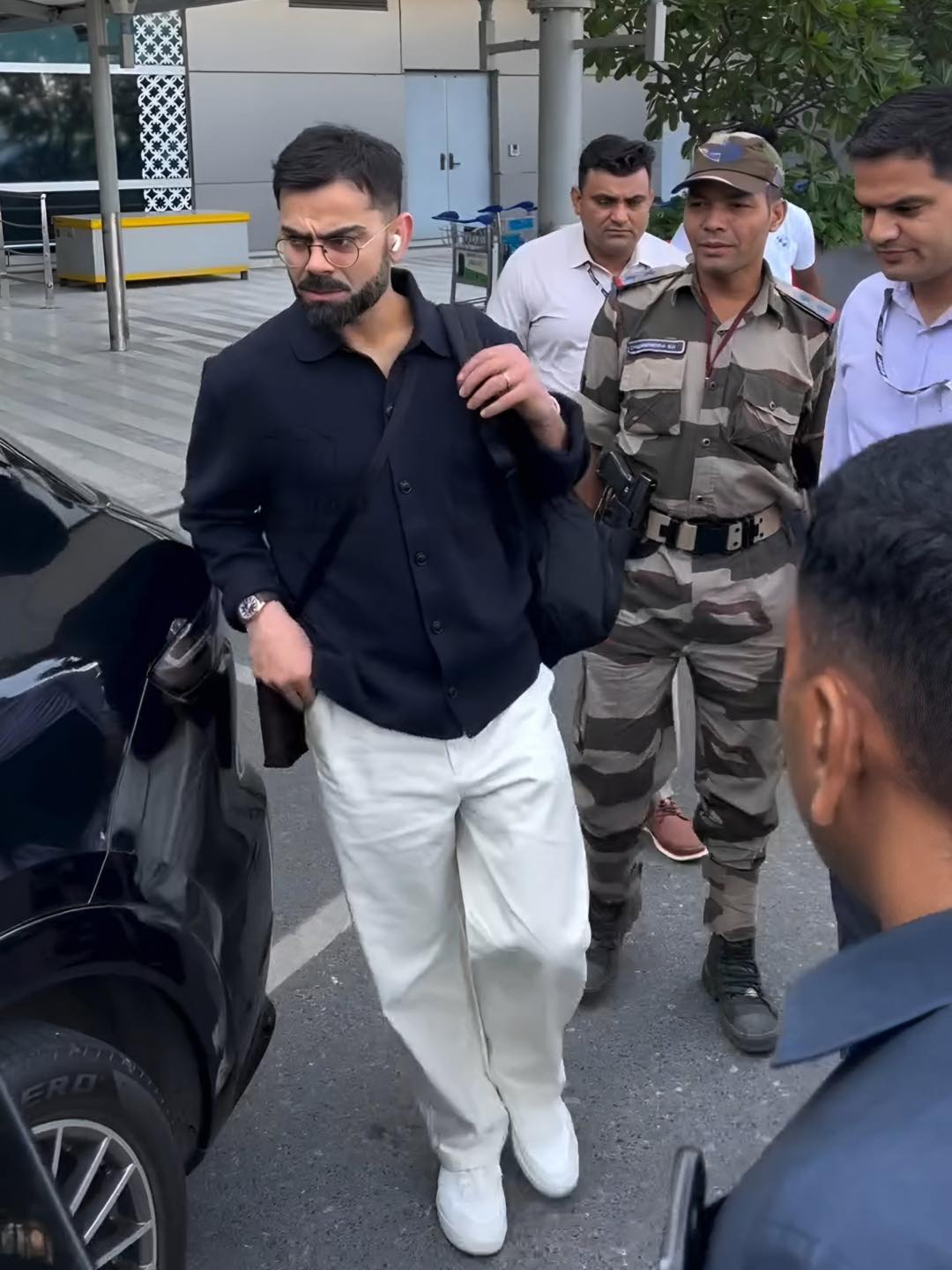 गुरुग्राम में पावर ऑफ अटॉर्नी बनवाने के बाद एयरपोर्ट पहुंचे विराट कोहली।