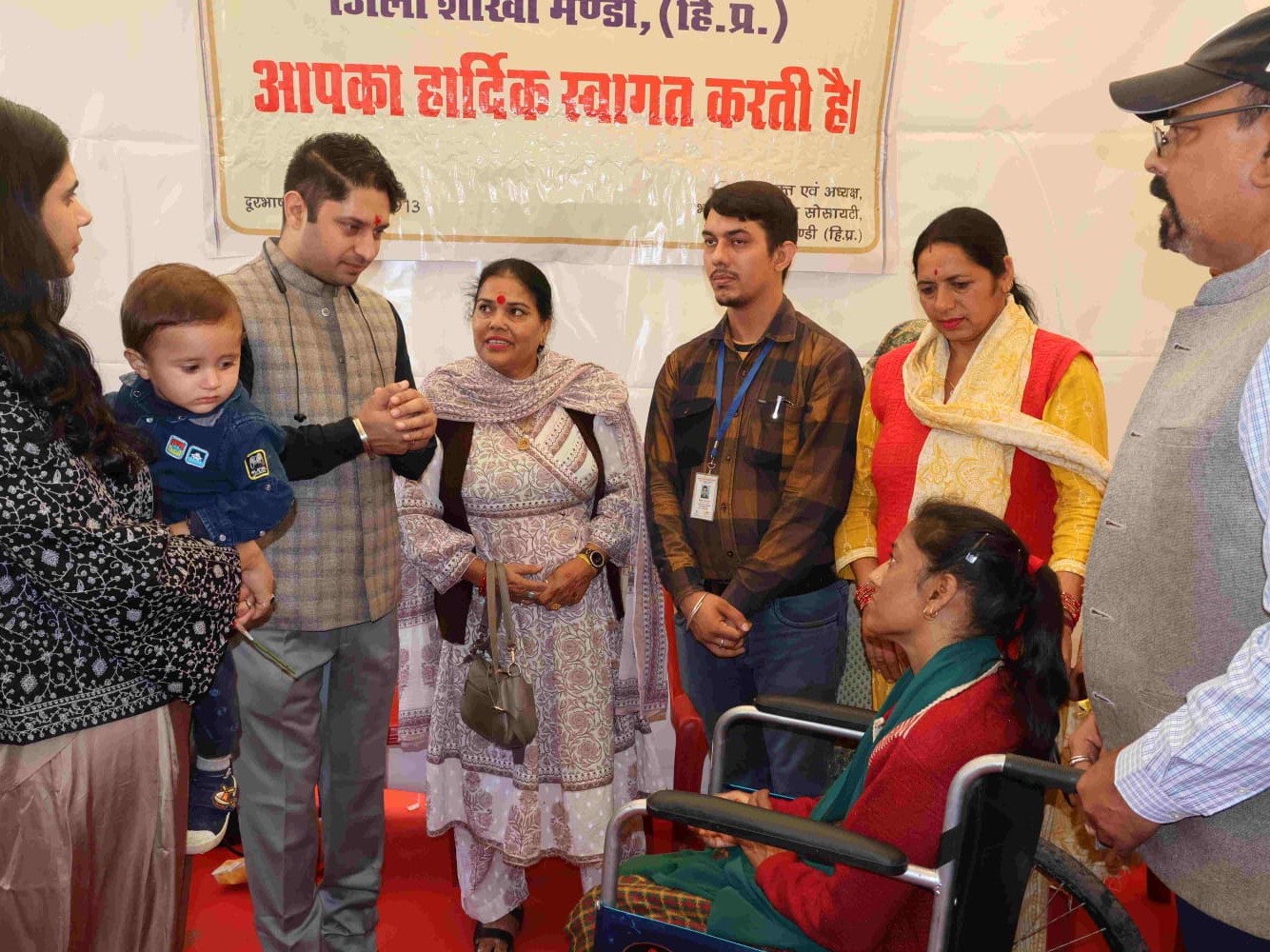 मेले में एक दिव्यांग से बात करते उपायुक्त