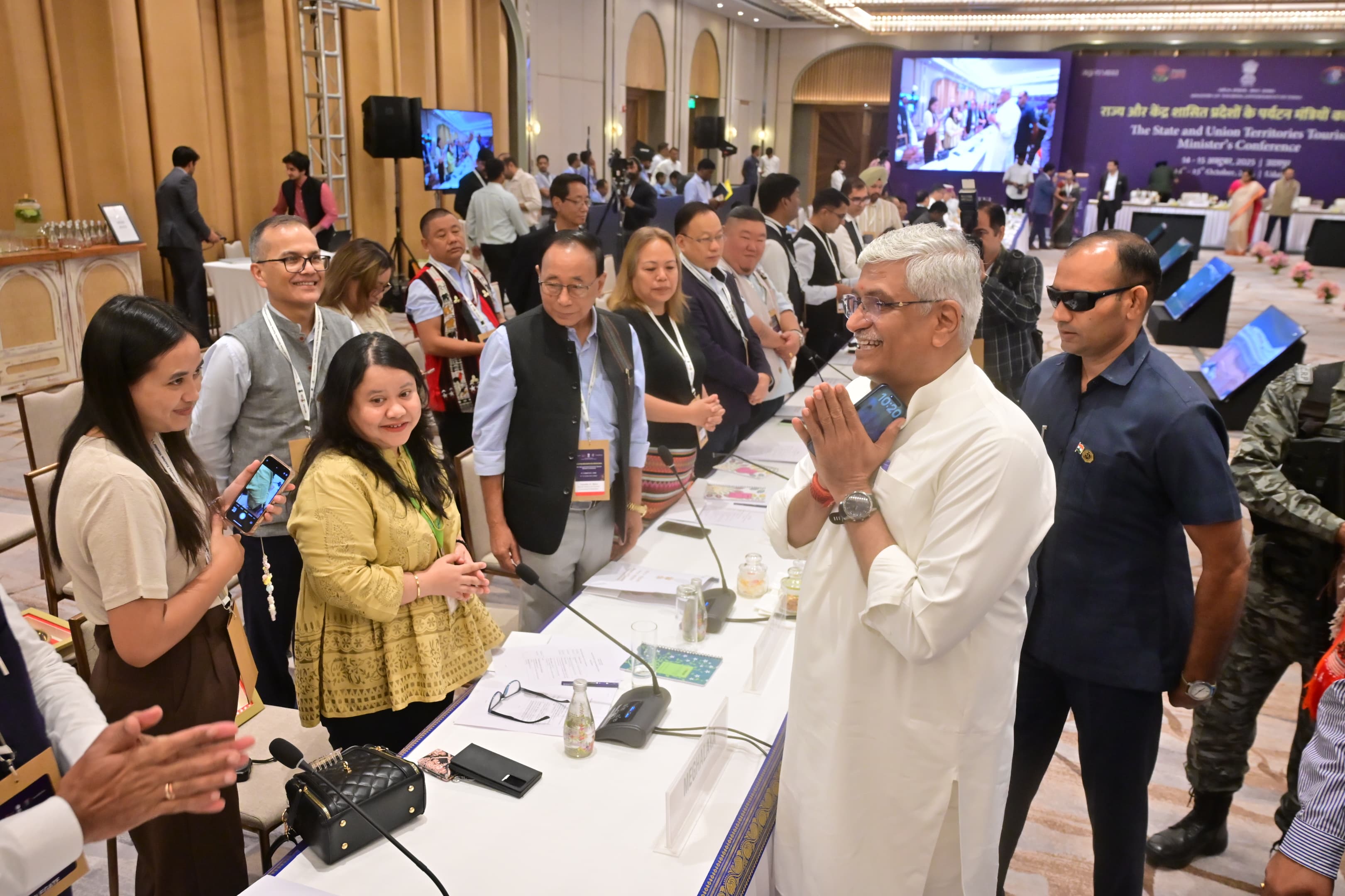 हाल ही में उदयपुर में हुए राष्ट्रीय पर्यटन कॉन्फ्रेंस में विभिन्न राज्यों से आए पर्यटन मंत्रियों से मिलते केंद्रीय पर्यटन मंत्री गजेंद्र सिंह शेखावत।