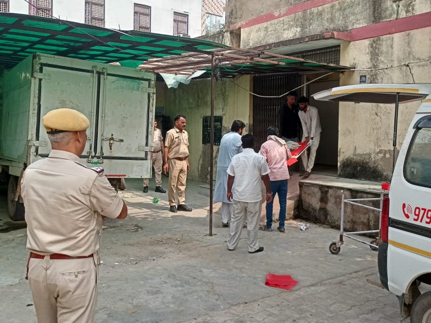 पुलिस ने ड्राइवर के शव को गोविंदगढ़ सीएचसी में शव को रखवाया है।