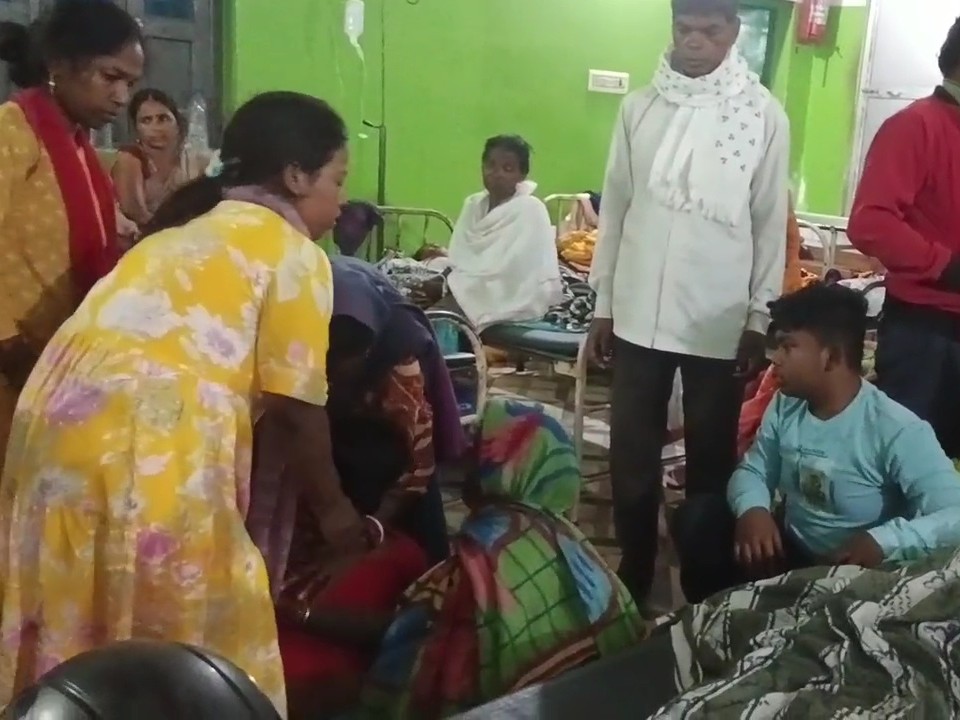 अस्पताल में मौत की सूचना के बाद मौजूद परिजन