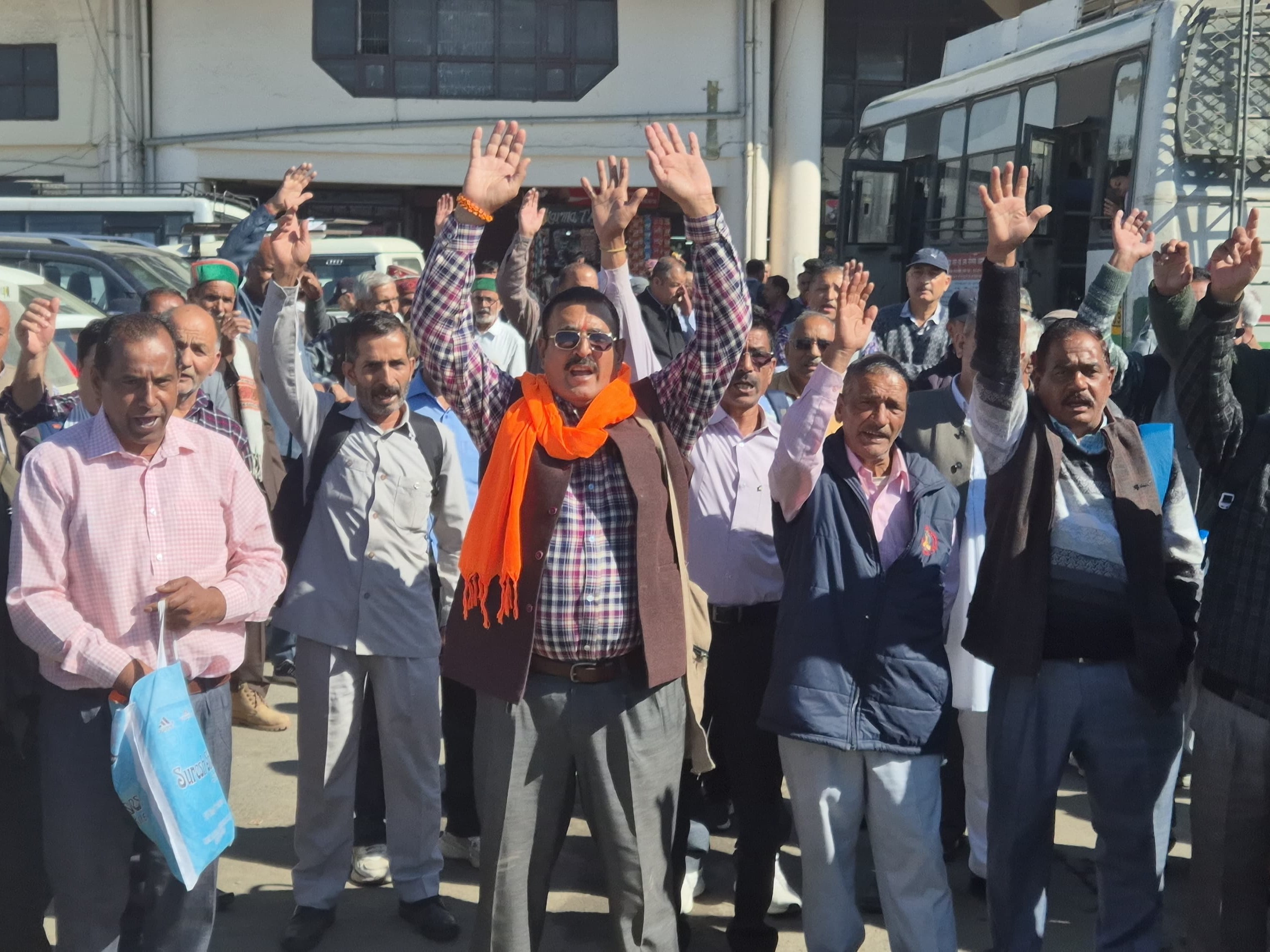 शिमला में HRTC पेंशनर्स सड़कों पर उतरे:  पेंशन न मिलने पर प्रदर्शन, CM सुक्खू- बोले आपदा के कारण दिक्कत – Shimla News