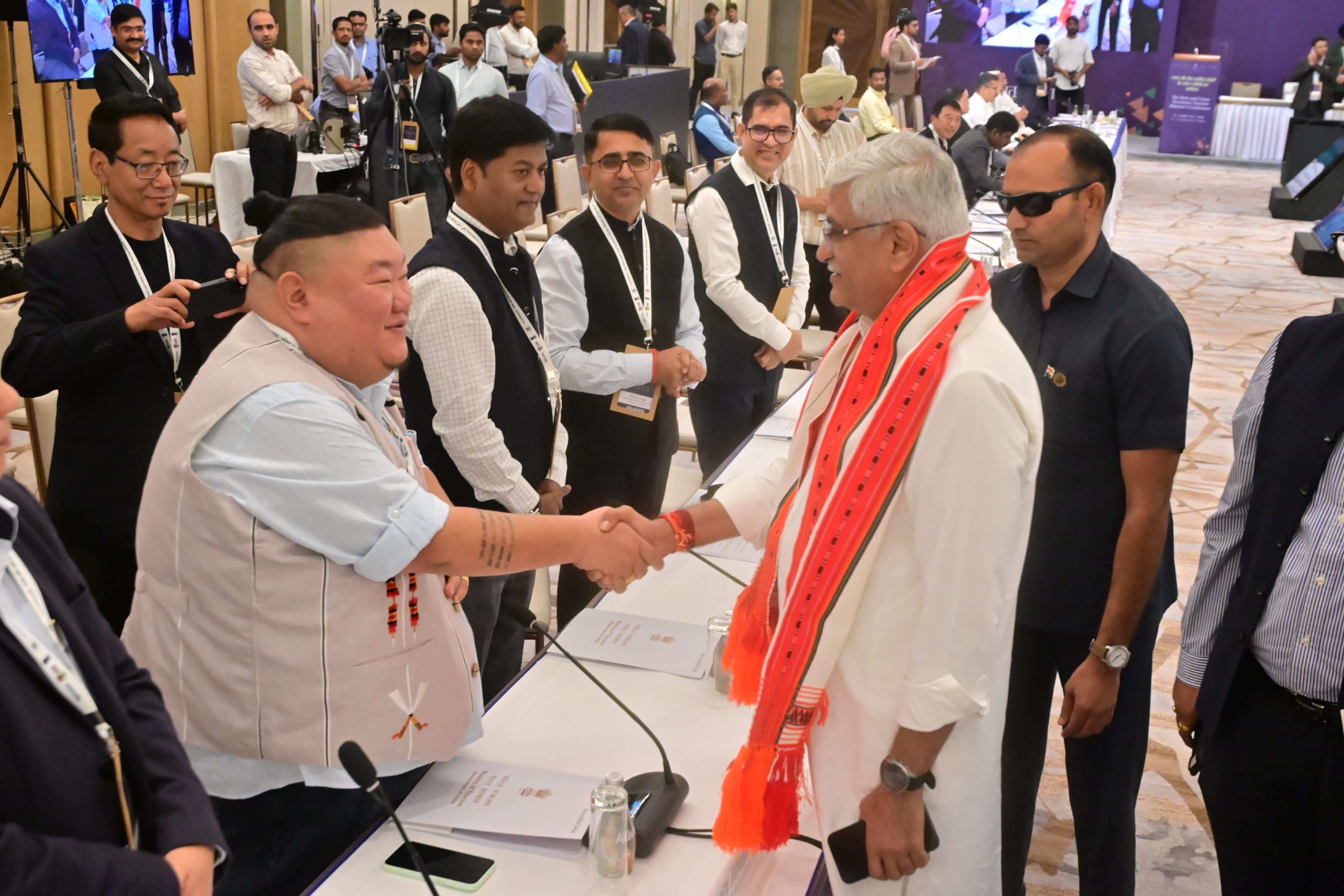 नागालैंड के पर्यटन मंत्री तेमजेन इम्ना अलॉन्ग से मिलते केंद्रीय मंत्री शेखावत।