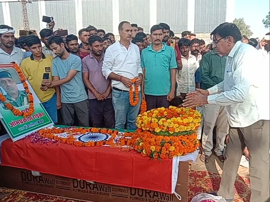 पैतृक गांव में' बीएसएफ जवान ओमप्रकाश अमर रहे' के नारे लगाए।