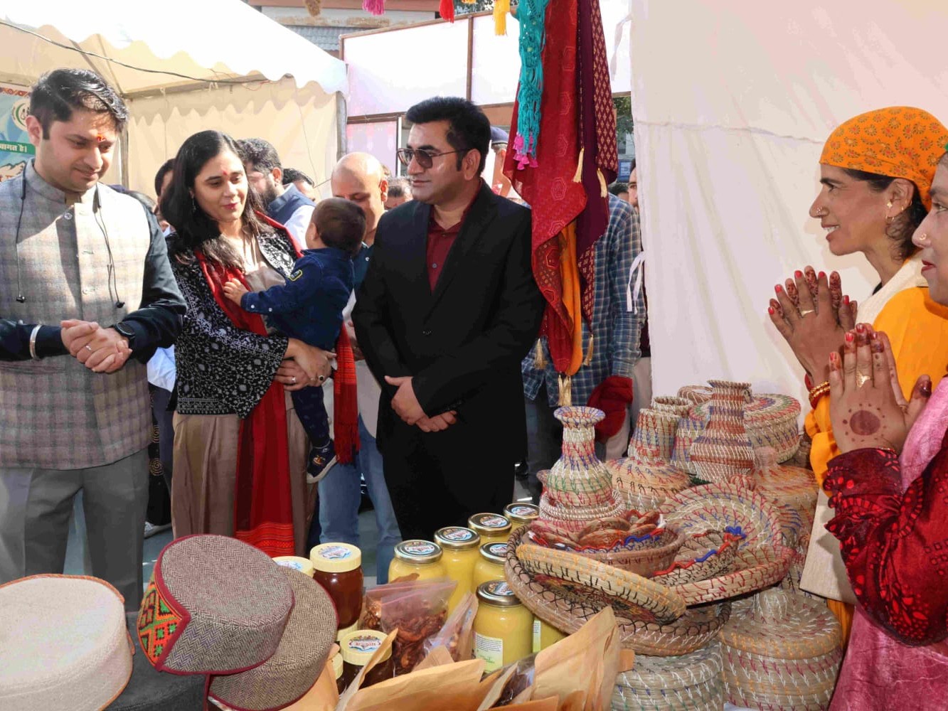 महिलाओं द्वारा लगाए गए स्टॉल पर उपायुक्त।