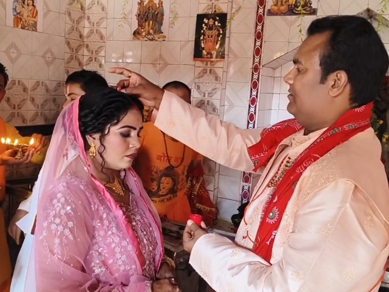 Muslim family converts to Hinduism in Kaushambi | कौशांबी में मुस्लिम  परिवार ने अपनाया हिंदू धर्म: दुर्गा मंदिर में हवन कर की घर वापसी, बदले सबके  नाम - Kaushambi News ...