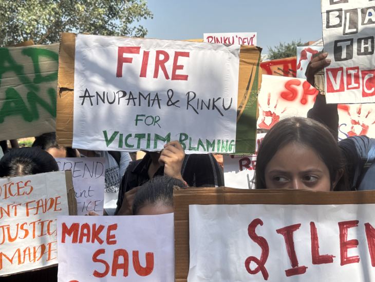 कपडे फाडले; दिल्ली विद्यापीठाच्या कॅम्पसमध्ये गँगरेपचा प्रयत्न: पीडितेने म्हटले- न्यूड फोटो पाठवून धमकावले, केअरटेकरने म्हटले- कपडे फाटले नाहीत, ब्लेडने कापले या घटनेच्या निषेधार्थ विद्यार्थ्यांनी विद्यापीठाच्या प्रशासन विभागात निदर्शने केली.