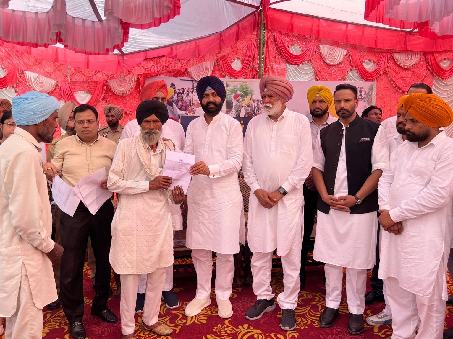 बाढ़ मुआवजे का लेटर सौंपते कैबिनेट मंत्री लालजीत सिंह भुल्लर