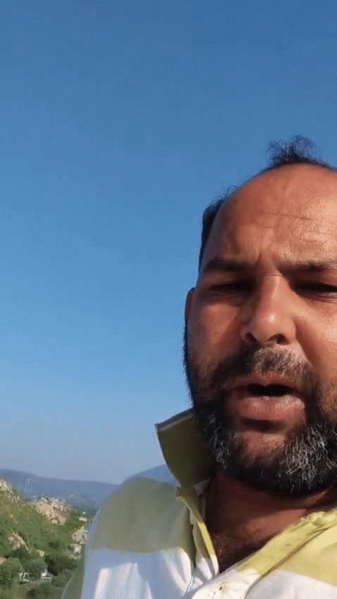 टंकी पर चढ़े हुए वार्ड पंच प्रतिनिधि राजेश कुमार मीणा और सुरेश मीणा समस्या बताते हुए।