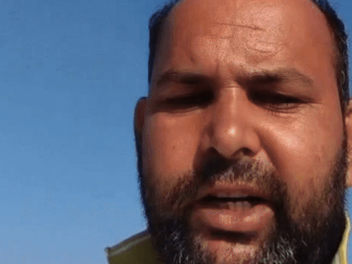 टंकी पर चढ़े हुए सुरेश मीणा अपनी समस्या बताते हुए