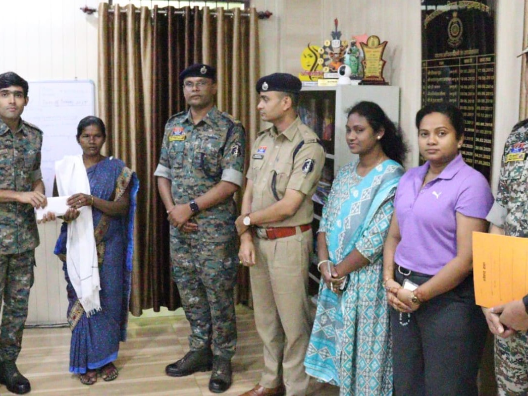 कोंडागांव में 5 लाख की इनामी महिला नक्सली का आत्मसमर्पण:  गीता सलाम टेलर टीम कमांडर मुख्यधारा में लौटी, कहा- सम्मानजनक जीवन जीना है – Kondagaon News