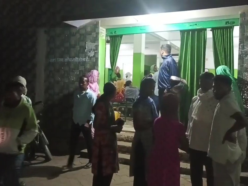 परिजनों ने इलाज में लापरवाही का आरोप लगा कर हंगामा किया।