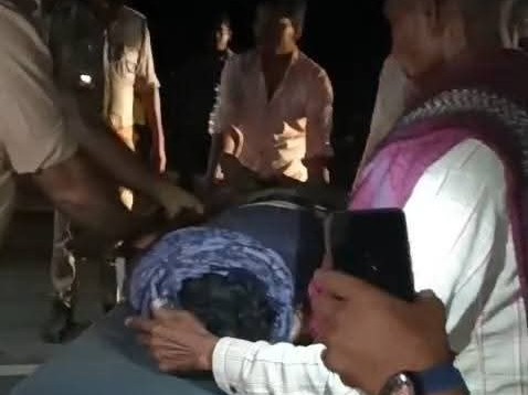 घटना स्थल पर मौजूद स्थानीय लोग। - Dainik Bhaskar