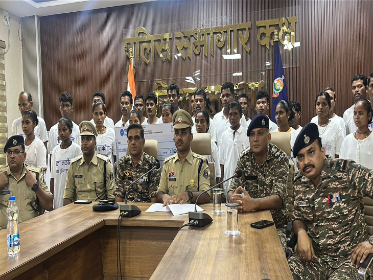 सुकमा जिले में 50 लाख के इनामी 27 नक्सलियों ने सरेंडर किया है।