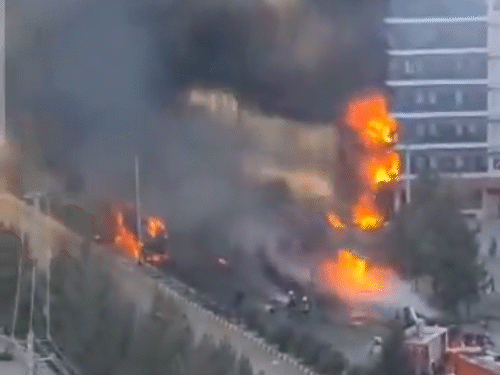 हमले के बाद काबुल की एक बिल्डिंग में आग लग गई। (सोर्स-X)