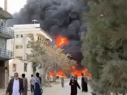 हमले के बाद काबुल की एक इलाके में भीषण आग नजर आई।