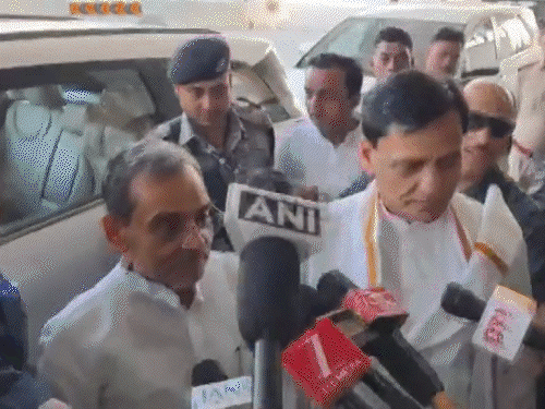 सम्राट चौधरी बुधवार सुबह कुशवाहा के आवास से निकले, लेकिन मीडिया से बात नहीं की। कुछ देर बाद कुशवाहा अमित शाह से मिलने दिल्ली निकल गए। - Dainik Bhaskar