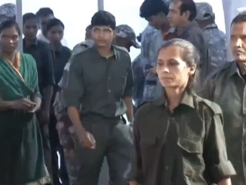 सीएम फडणवीस के सामने काली वर्दी पहनकर सरेंडर करने पहुंचे नक्सली।