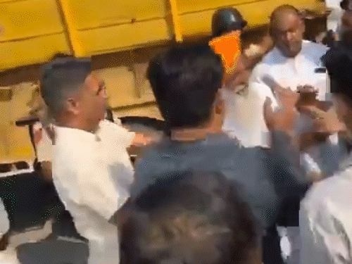 थप्पड़ के बाद पुलिस और किसानों के बीच धक्कामुक्की हुई।