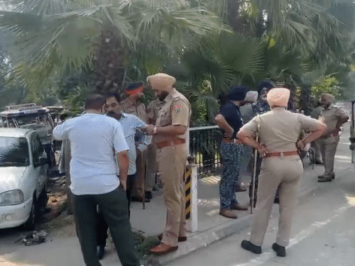 चक्काजाम से पहले लुधियाना में जालंधर बाईपास पर पुलिस तैनात हो गई है। प्रदर्शनकारी पहुंचने लगे हैं। हाईवे पर अभी आवाजाही सामान्य है।