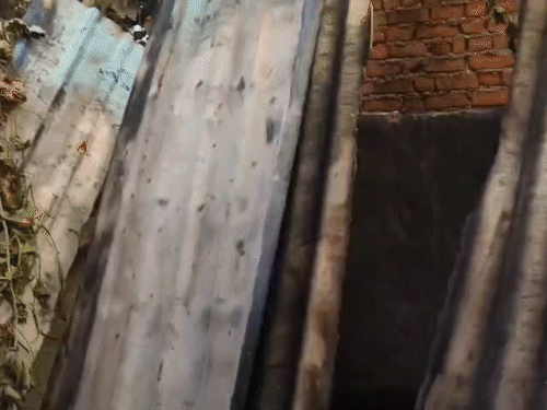 बम धमाके के बाद घर की छत का शेड उड़ गया। - Dainik Bhaskar