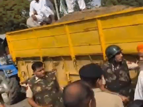 पुलिस और विभाग के अन्य अधिकारी भी मौके पर पहुंचे।