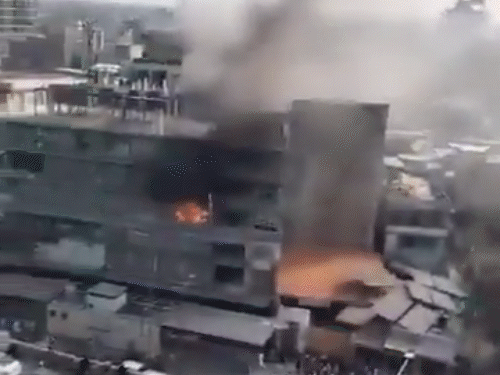 फुटेज पाकिस्तान के पेशावर में अफगानिस्तान के ड्रोन हमले की है।