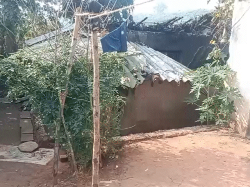 वारदात वाली जगह, इस घर के अंदर फेंका गया था बम।