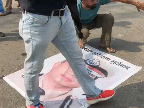 छुट्टी पर भेजे हरियाणा के DGP कपूर के फोटो पर चप्पल मारते प्रदर्शनकारी। - Dainik Bhaskar