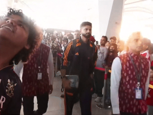 श्रेयस अय्यर दिल्ली एयरपोर्ट के अंदर जाते हुए।