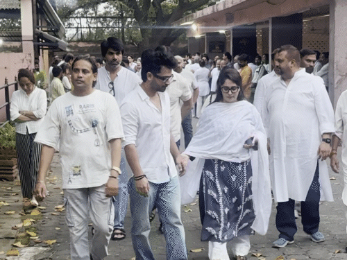 शोएब इब्राहिम और दीपिका कक्कर ने पंकज धीर के अंतिम संस्कार में शामिल होकर उन्हें श्रद्धांजलि दी।