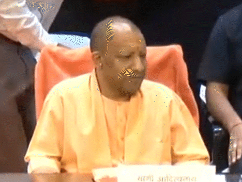 सीएम योगी ने प्रधानमंत्री उज्ज्वला योजना के तहत यूपी की 1.82 लाख महिलाओं को मुफ्त सिलेंडर का तोहफा दिया।