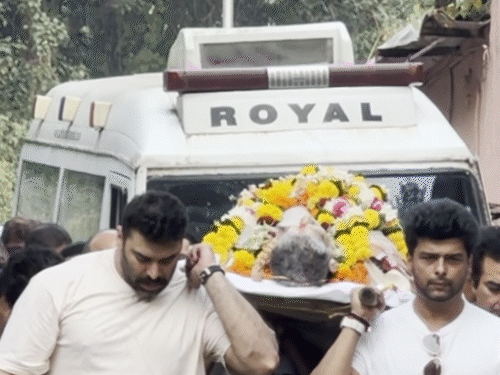 पंकज धीर की अर्थी को उनके बेटे और अभिनेता कुशल टंडन ने कंधा दिया।