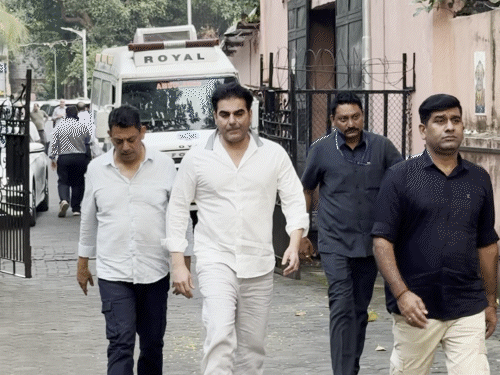 अरबाज खान भी अंतिम संस्कार में पहुंचे।